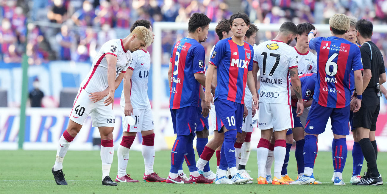 東京対鹿島　後半、ペナルティーエリア内で倒れた鹿島鈴木（左）はVAR中にペットボトルを投げ付ける（撮影・鈴木みどり）