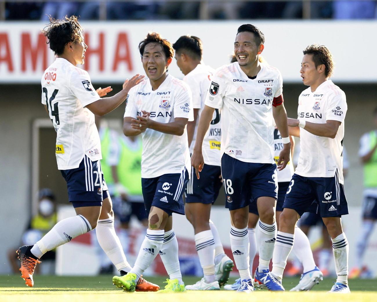 磐田―横浜M　後半、仲川（右端）の先制ゴールに笑顔の横浜Mイレブン（共同）