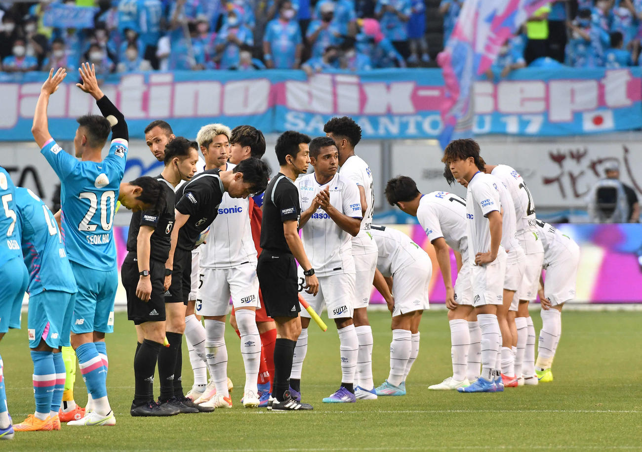 鳥栖対G大阪　鳥栖ファン・ソッコ（左から3人目）の決勝ゴールで敗れ、厳しい表情であいさつするG大阪イレブン（撮影・岩下翔太）