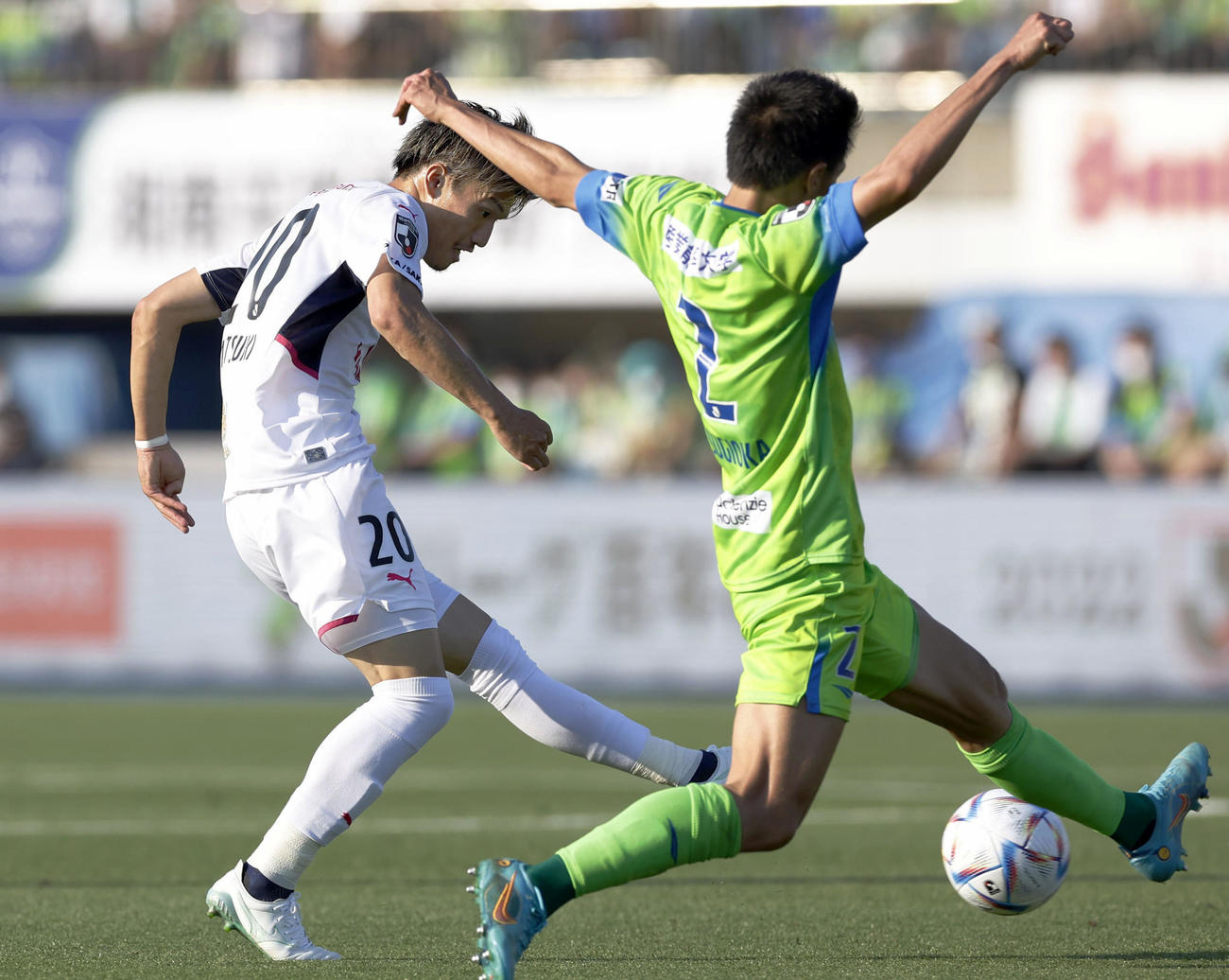 湘南―C大阪　試合終了間際、チーム2点目のゴールを決めるC大阪加藤（左）（共同）