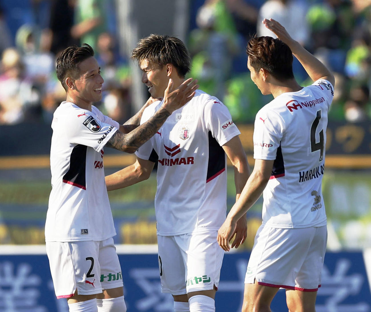 湘南に勝利し、タッチを交わすC大阪加藤（中央）ら（共同）