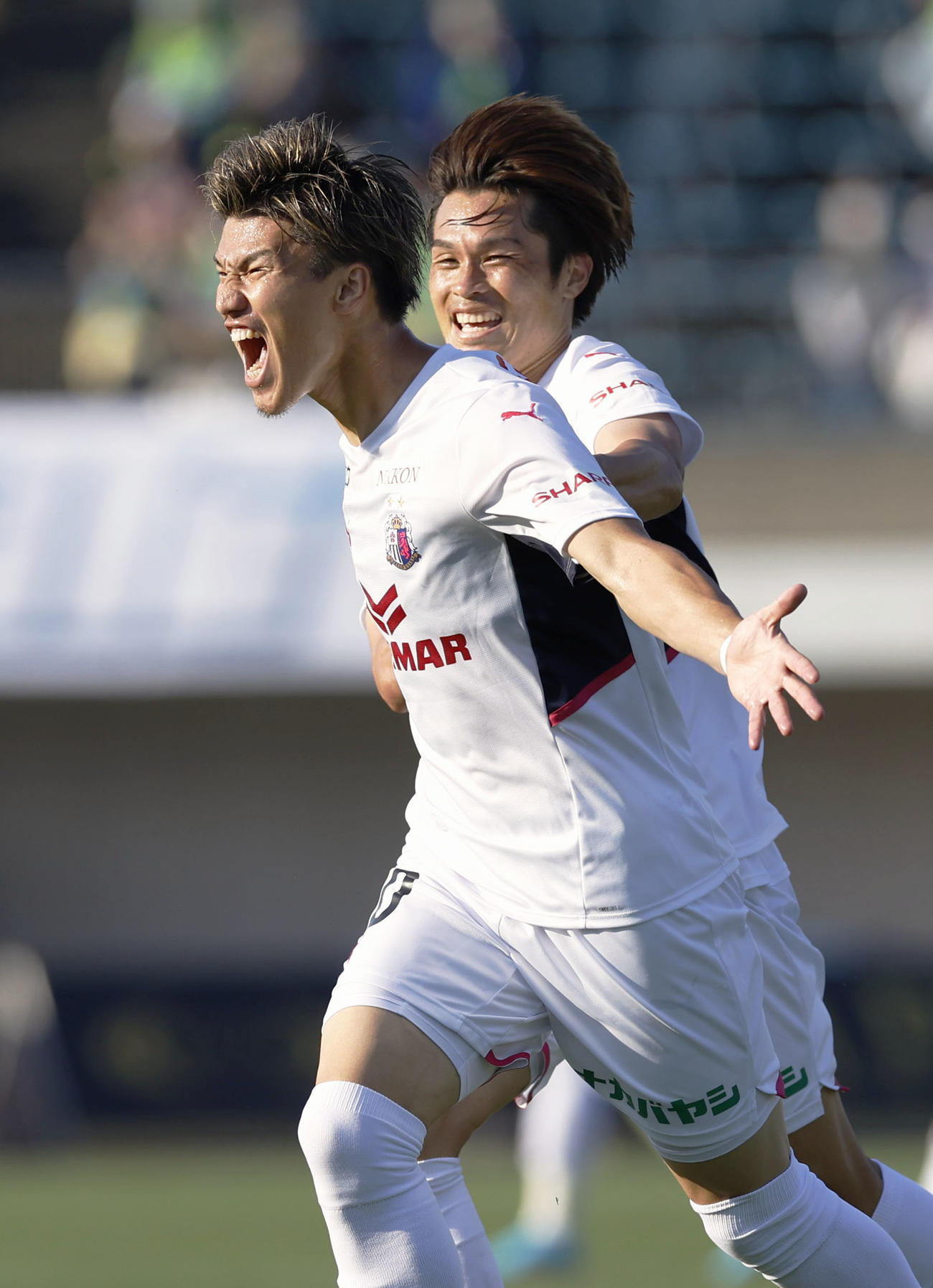 湘南―C大阪　試合終了間際、チーム2点目のゴールを決め、駆け出すC大阪加藤（左）（共同）