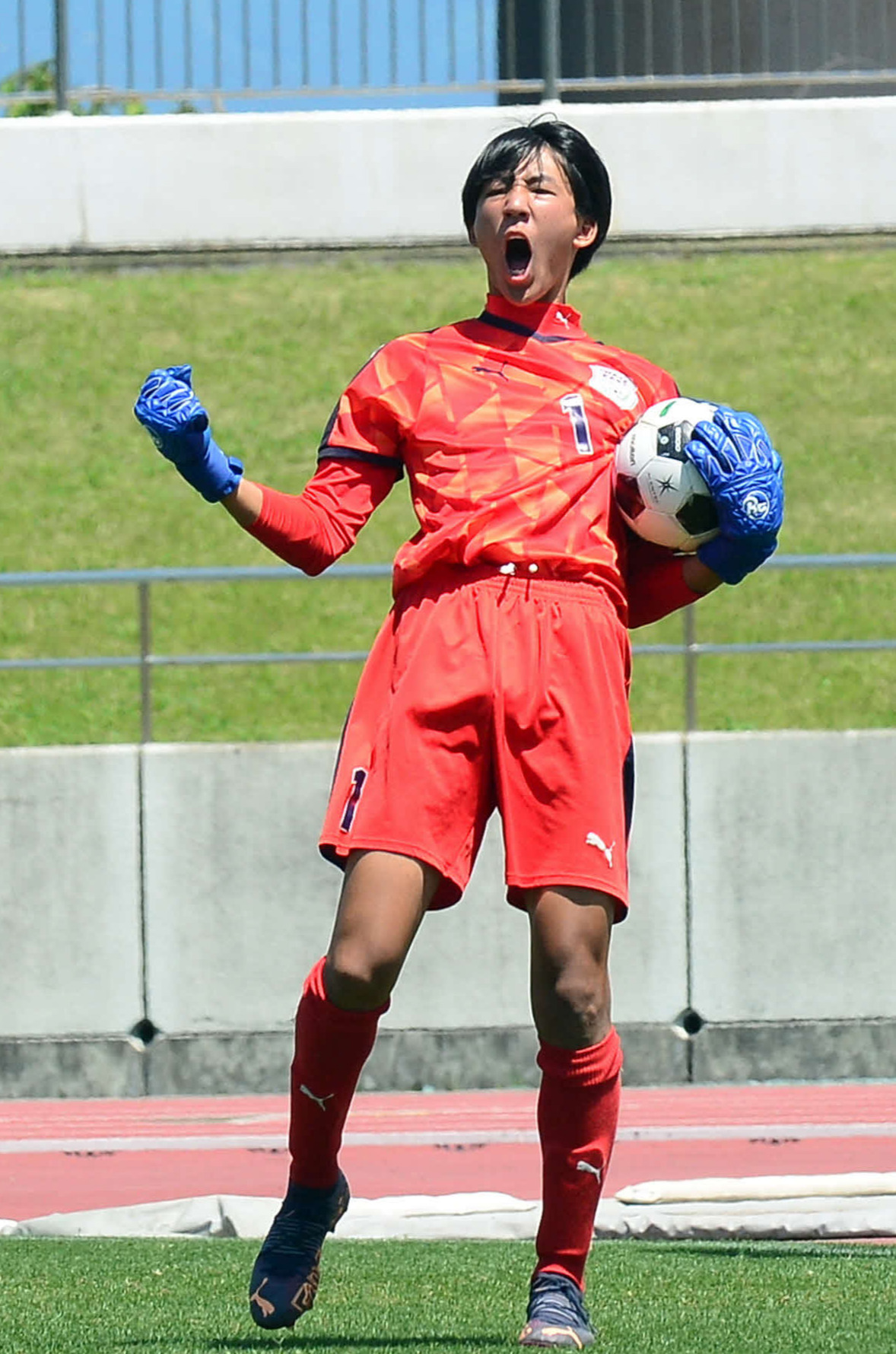 PK戦で相手4人目のキックを止め、ほえる磐田東・岡村