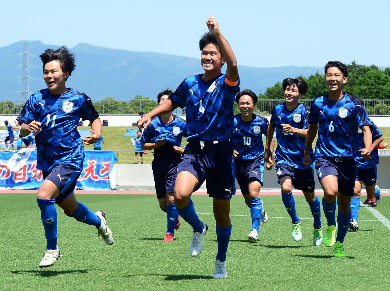 決勝進出を決め、笑顔でベンチに向かう磐田東イレブン