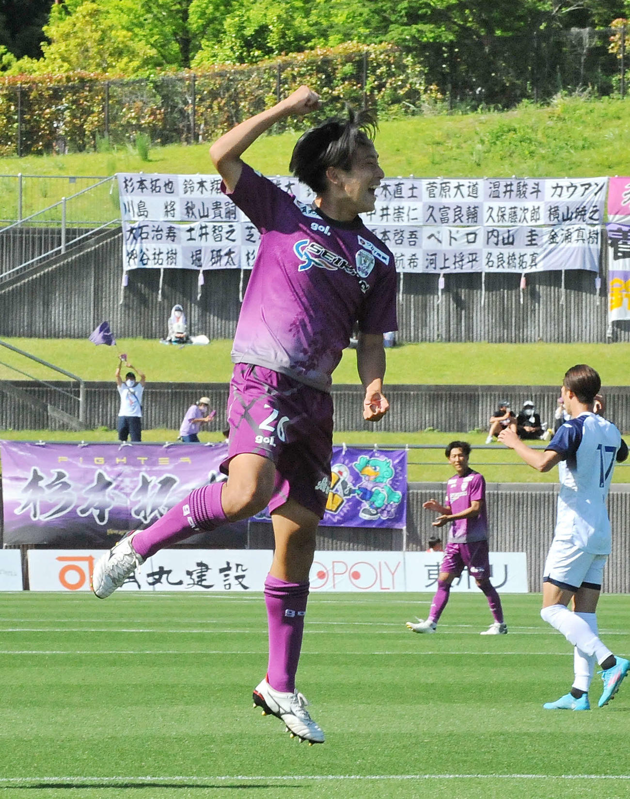 後半3分、チーム2点目を挙げてガッツポーズする藤枝のMF横山