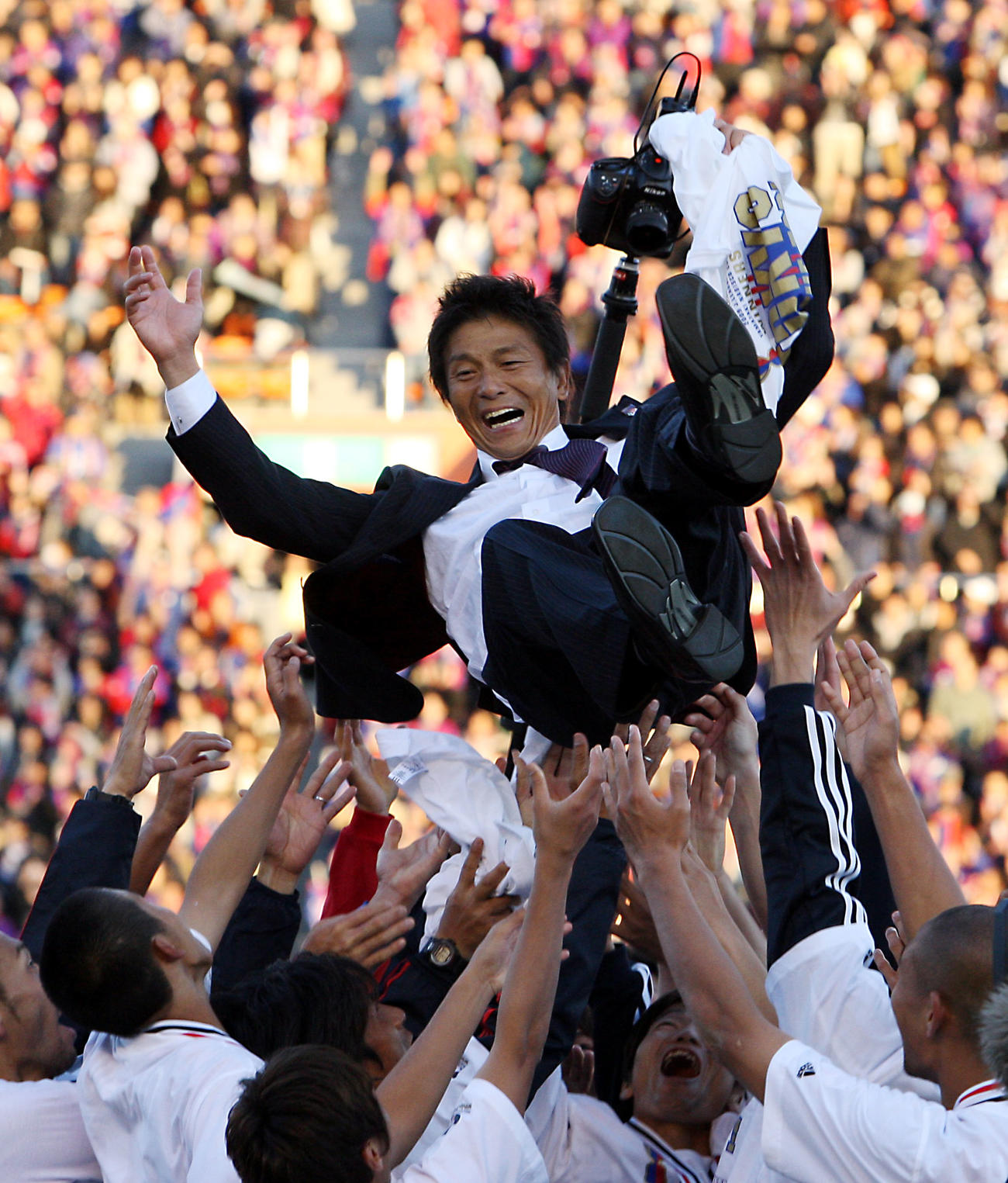 2009ナビスコ杯決勝　東京対川崎F　ナビスコカップを制し胴上げされる東京の城福浩監督（2009年11月3日撮影）