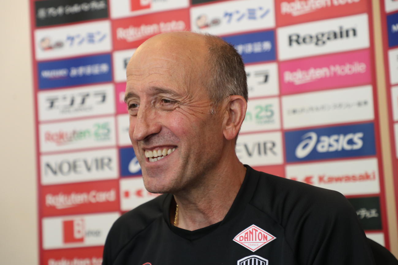 取材に応じた神戸ロティーナ監督（C）VISSEL KOBE