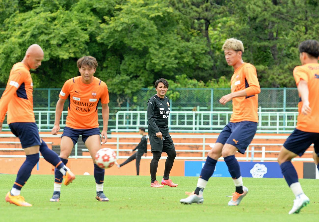 暫定的に指揮を執る篠田監督（中央）は選手の動きをチェックする