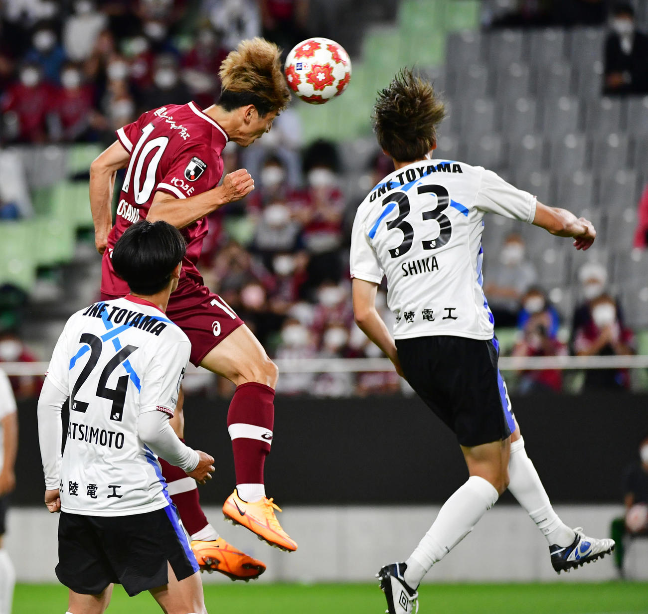 神戸対富山　後半ロスタイム、左からのCKに頭で合わせ決勝ゴールを決める神戸大迫（左奥）（撮影・清水貴仁）
