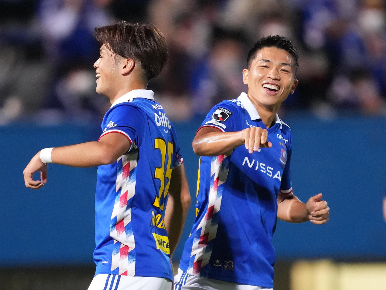 横浜対鈴鹿　前半、先制点を決め喜ぶ横浜西村。左は樺山（撮影・菅敏）