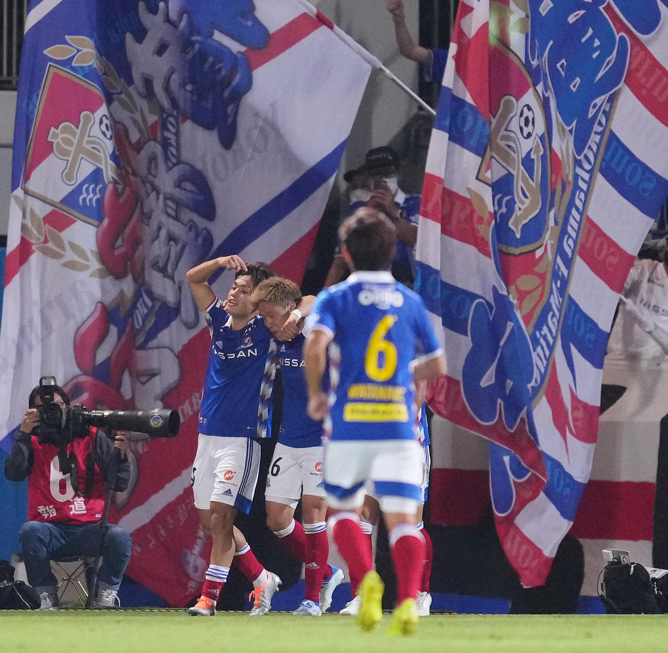 天皇杯2回戦、横浜対鈴鹿　後半、ゴールを決め、樺山（左）に祝福される横浜小池（撮影・菅敏）