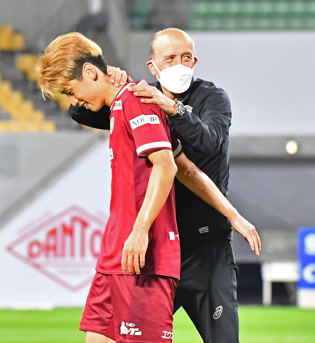 神戸対富山　決勝ゴールを含む2ゴールを決めた神戸大迫（左）をねぎらうロティーナ監督（撮影・清水貴仁）
