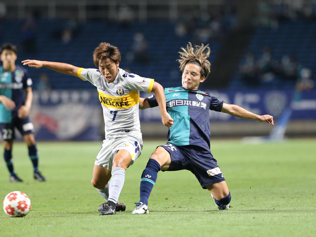 福岡対沖縄SV　後半、福岡北島祐二は沖縄SV大城佑斗の前進を阻む（撮影・梅根麻紀）