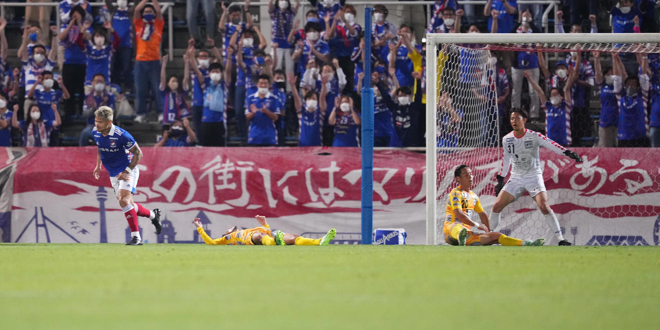 天皇杯2回戦、横浜対鈴鹿　後半、横浜セアラ（左端）にゴールを決められ、肩を落とす鈴鹿の選手たち（撮影・菅敏）