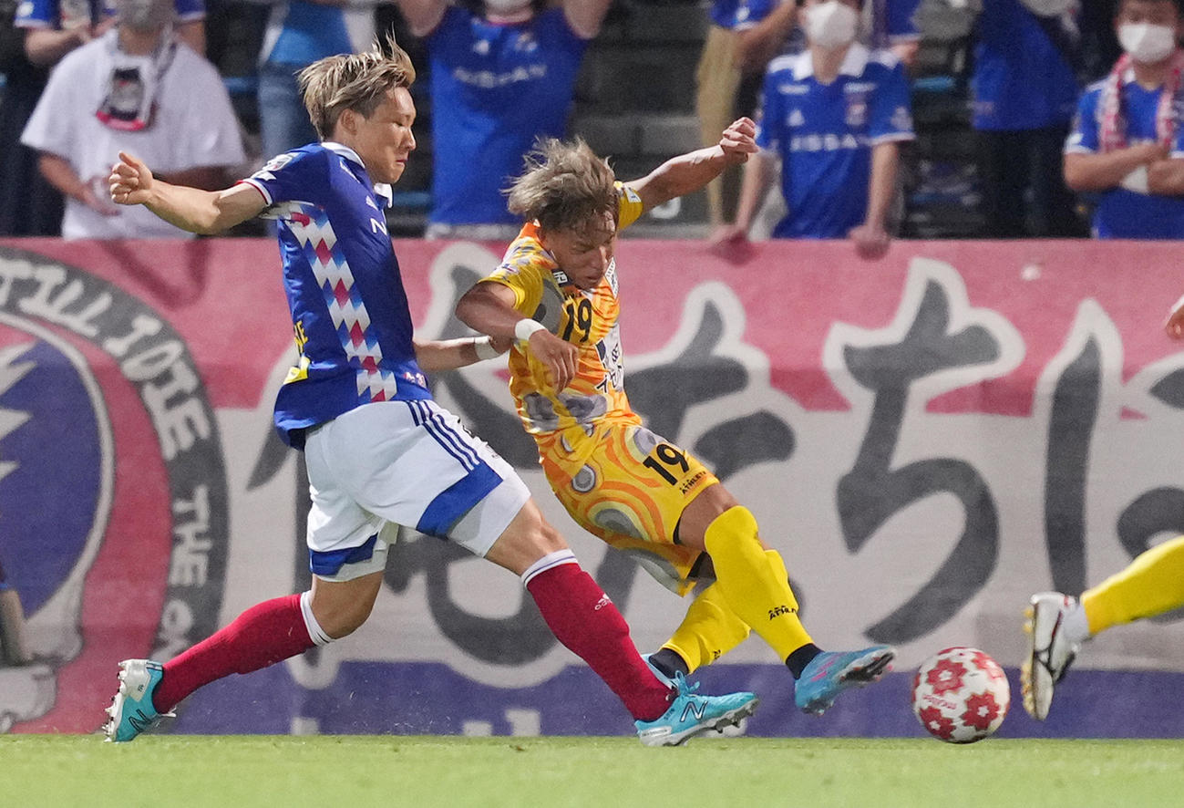 天皇杯2回戦、横浜対鈴鹿　前半、シュートを放つ鈴鹿三宅（右）（撮影・菅敏）