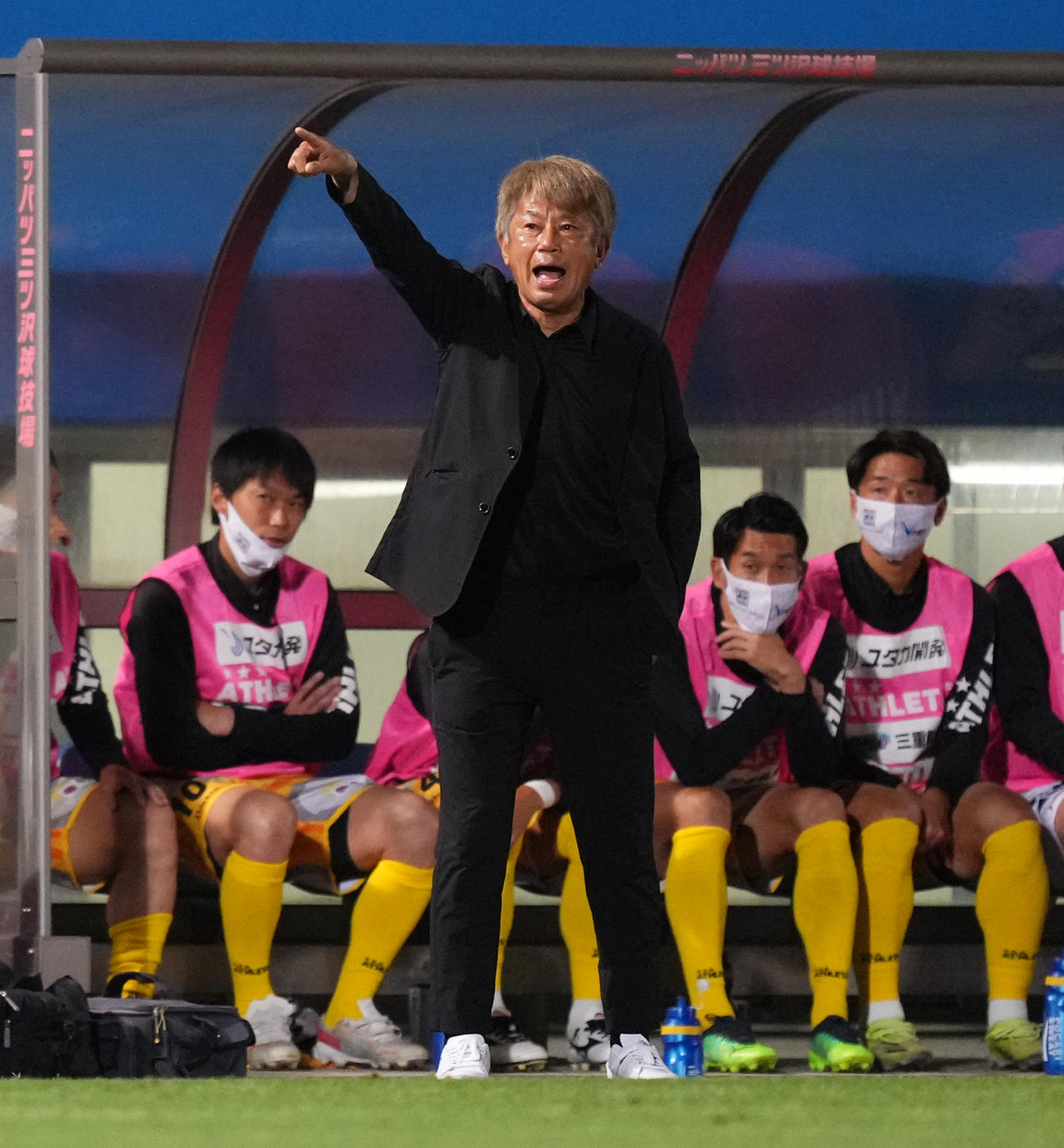 横浜対鈴鹿　前半、選手たちに指示を出す鈴鹿三浦監督（撮影・菅敏）