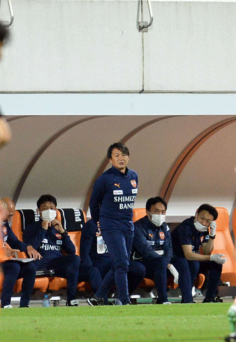 戦況を見守る清水の篠田監督（右から3人目）
