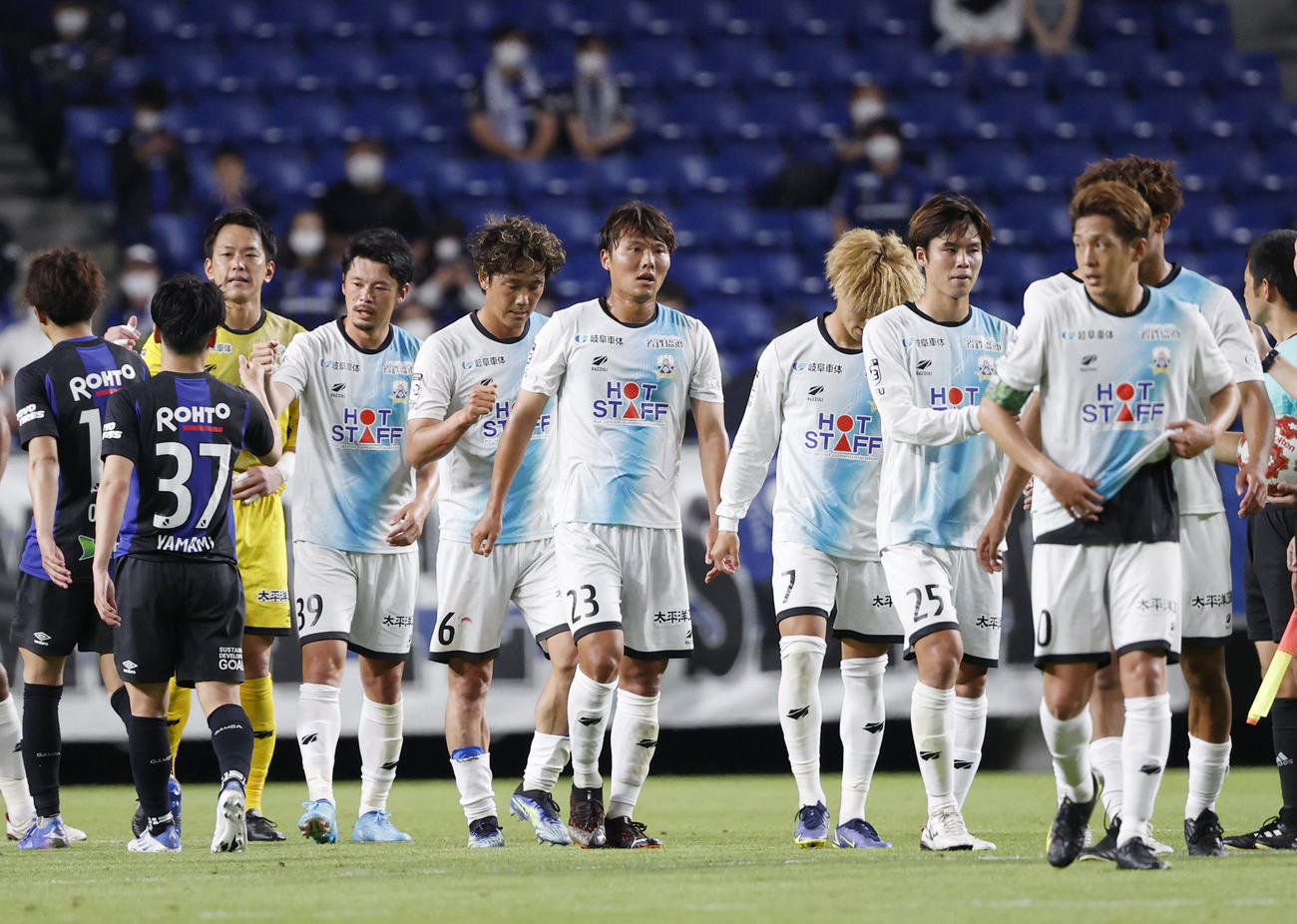 延長戦の末、G大阪に敗れ、肩を落とす岐阜イレブン（共同）