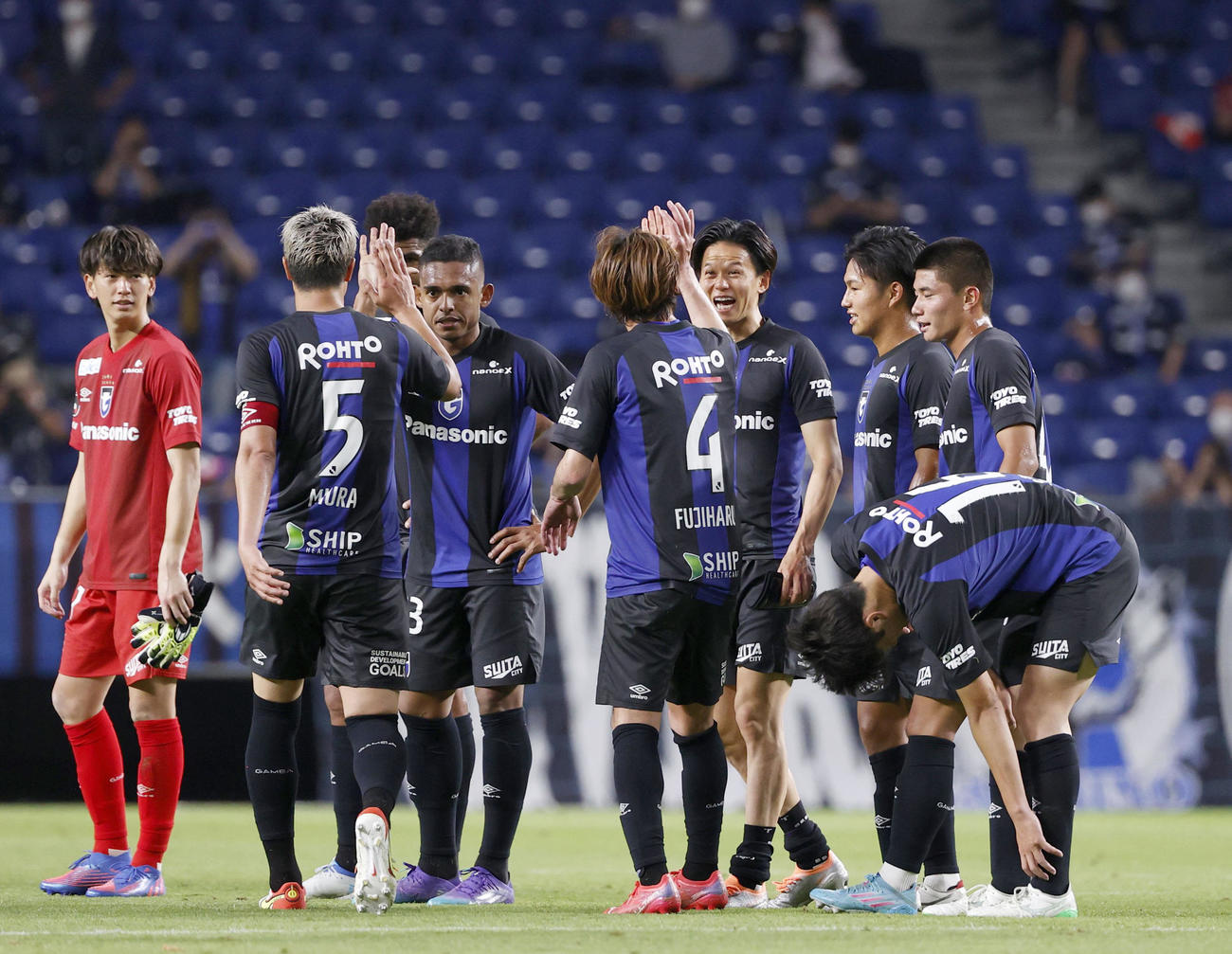 延長戦の末、岐阜に勝利したG大阪イレブン（共同）