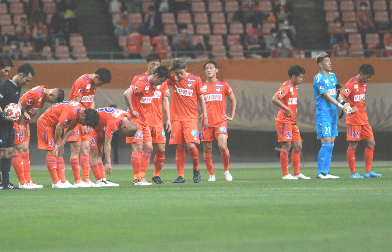 1－4の大敗にガックリの新潟メンバー