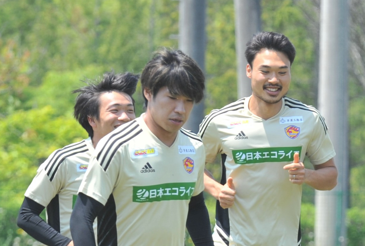 リラックスした表情でランニングする中山（右）