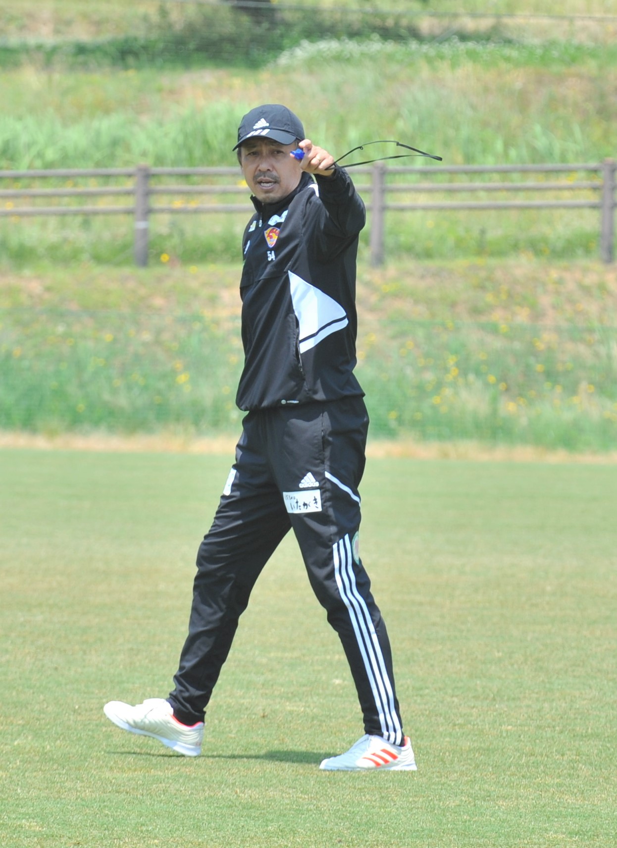 指示を出す仙台原崎監督（撮影・佐藤究）