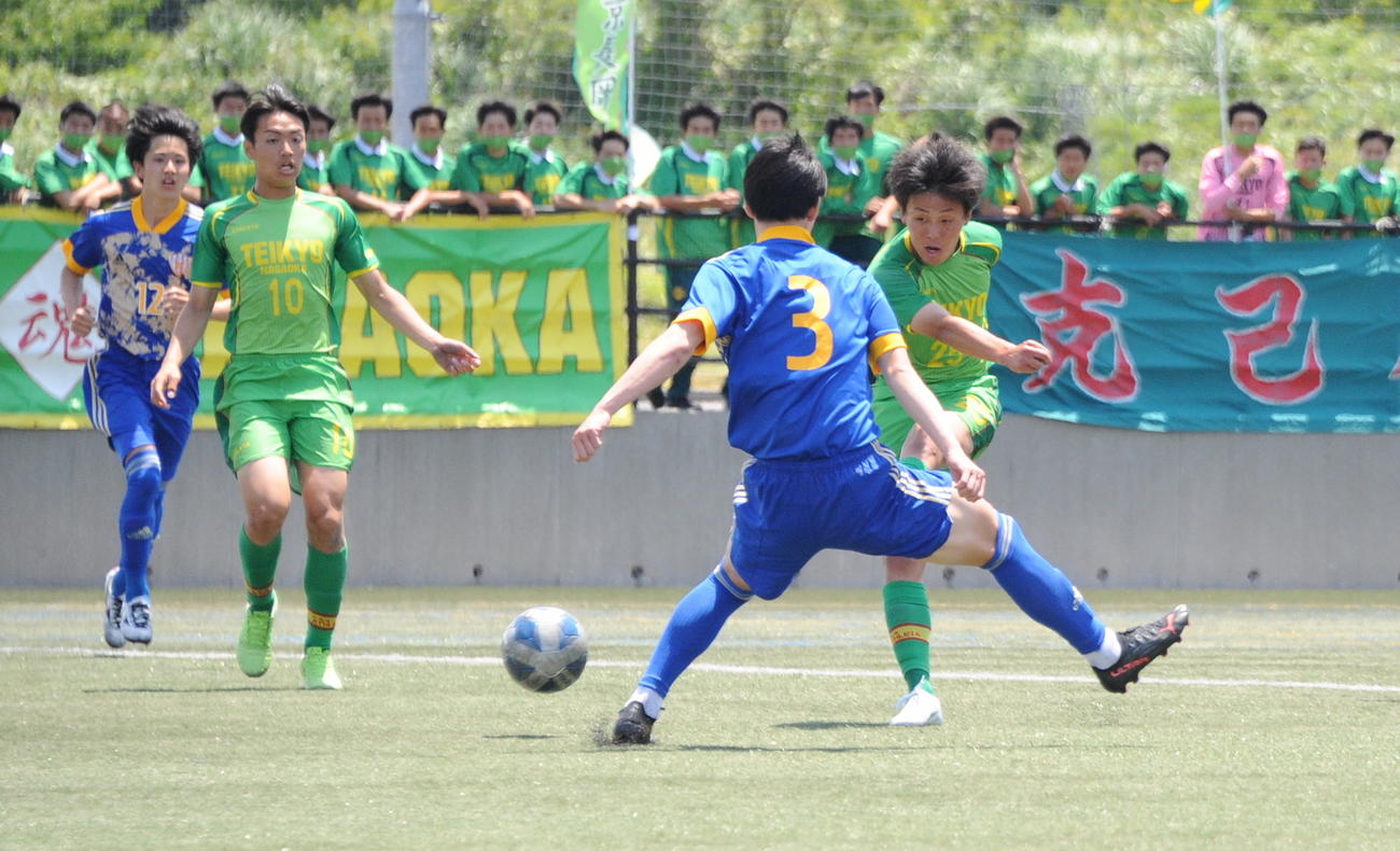 後半8分に帝京長岡・狩野（右）がハットトリックを決め、3－0とリードを広げる