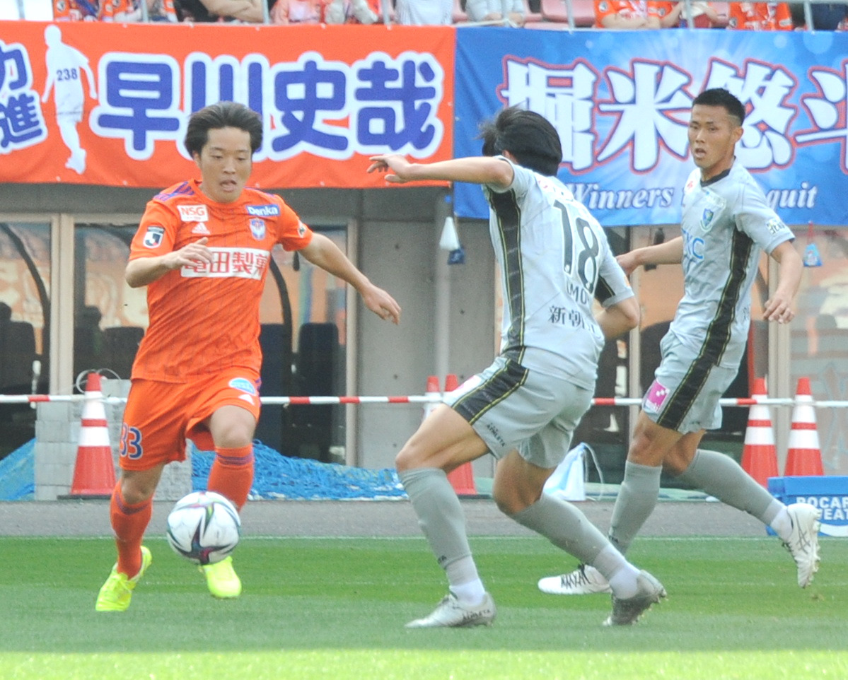 4月10日新潟対栃木、右サイドからゴール前に進入する新潟高木（左）