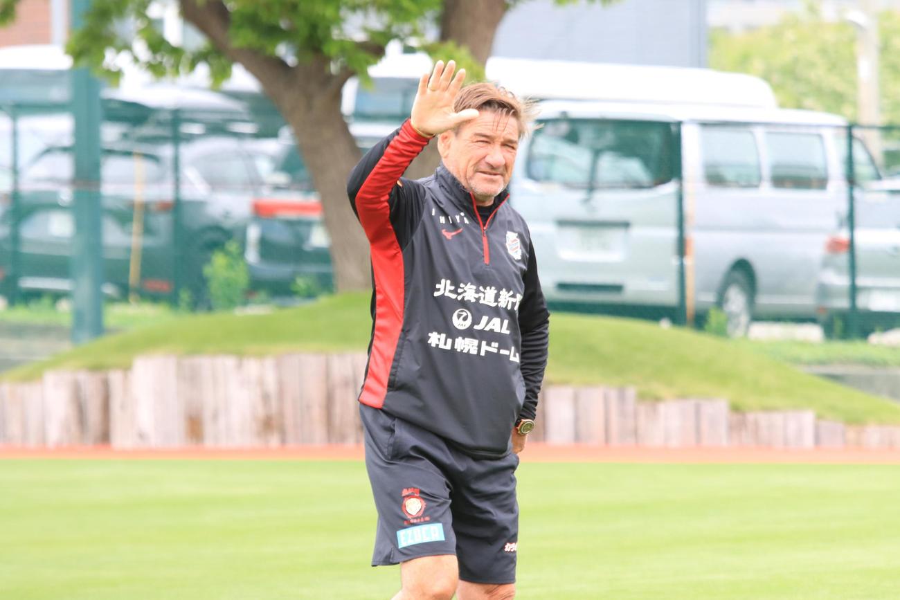 広島戦前日練習を終え、報道陣にあいさつする札幌ペトロビッチ監督（撮影・保坂果那）