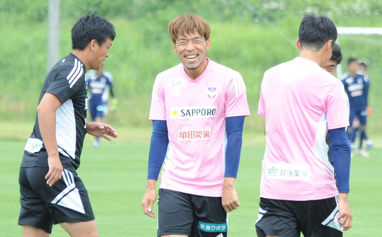 徳島戦の前日練習で笑顔を見せる鈴木（中央）