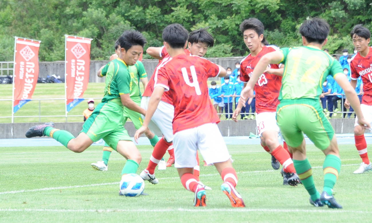 2－2の延長前半7分、右CKのこぼれ球を右足で押し込む帝京長岡・清川（左）