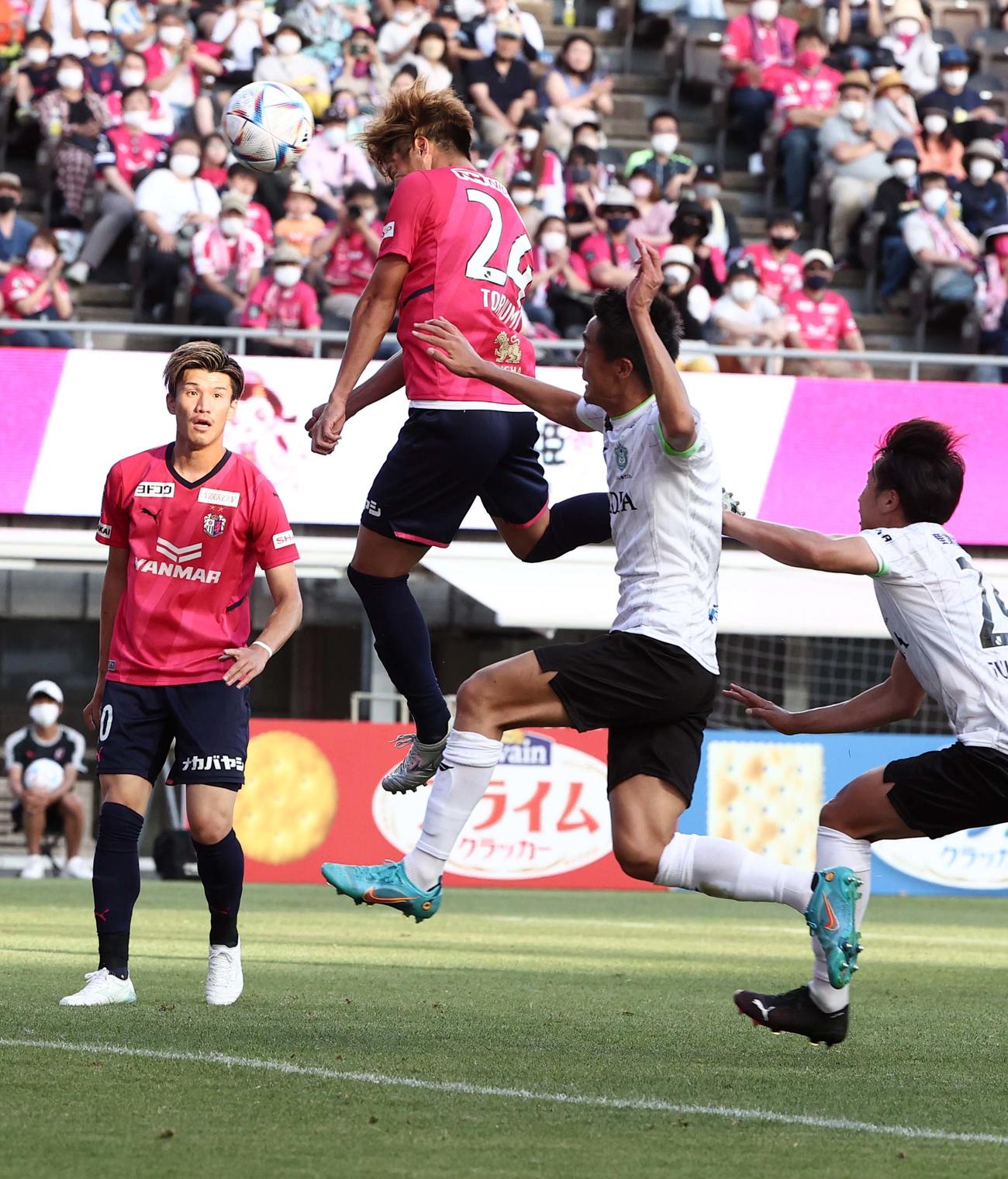 C大阪対湘南　後半36分、C大阪鳥海（左から2人目）はヘッドで今季公式戦初得点の決勝ゴールを決める（撮影・上田博志）