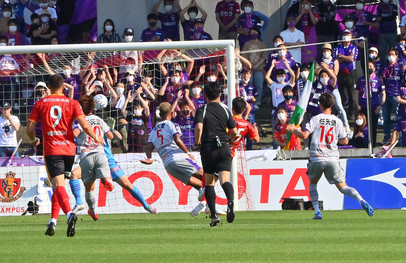 名古屋対京都　先制ゴールを決める名古屋稲垣（右から2人目）（撮影・和賀正仁）