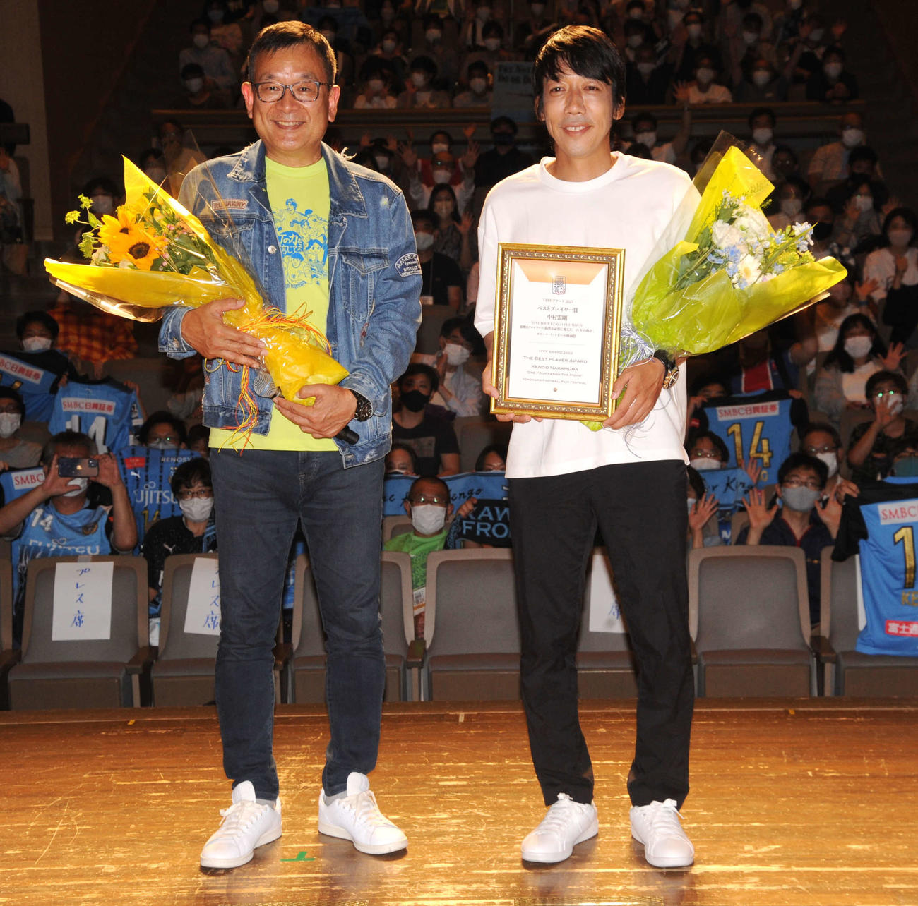 「ヨコハマフットボール映画祭2022のトークイベントに出席した、元Jリーグチェアマンの村井満氏（左）と元サッカー日本代表MF中村憲剛氏（撮影・松尾幸之介）