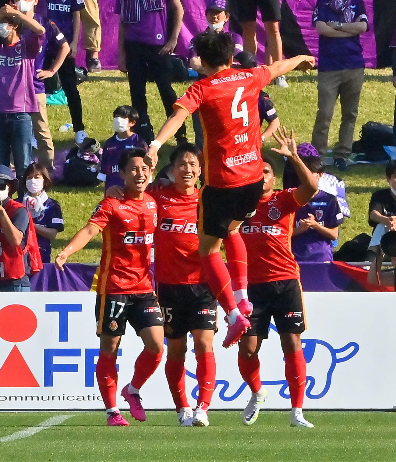 名古屋対京都　先制ゴールを決めた名古屋稲垣祥（左から2人目）は選手らと喜ぶ（撮影・和賀正仁）