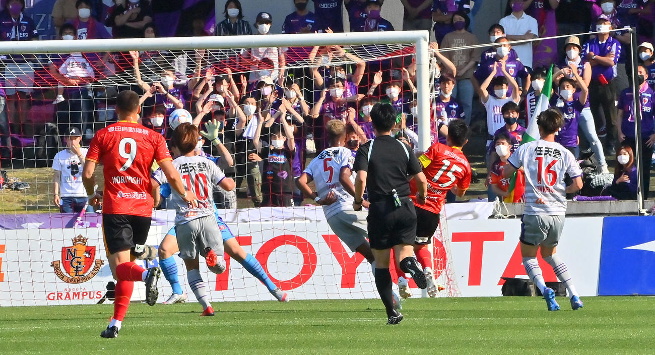 名古屋対京都　先制ゴールを決める名古屋稲垣（右から2人目）（撮影・和賀正仁）