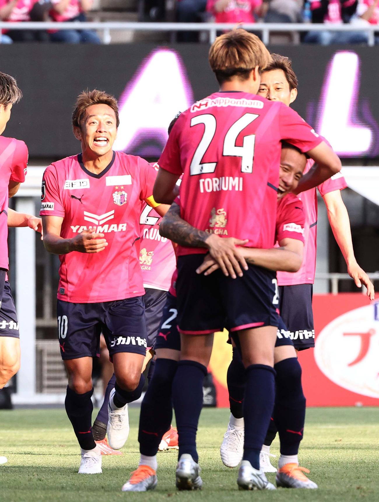 C大阪対湘南　後半、C大阪鳥海（左から2人目）は頭で決勝ゴールを決める（撮影・上田博志）