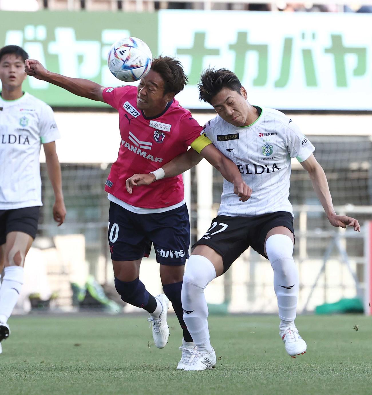 C大阪対湘南　後半、C大阪清武（左）は湘南池田とボールを奪い合う（撮影・上田博志）