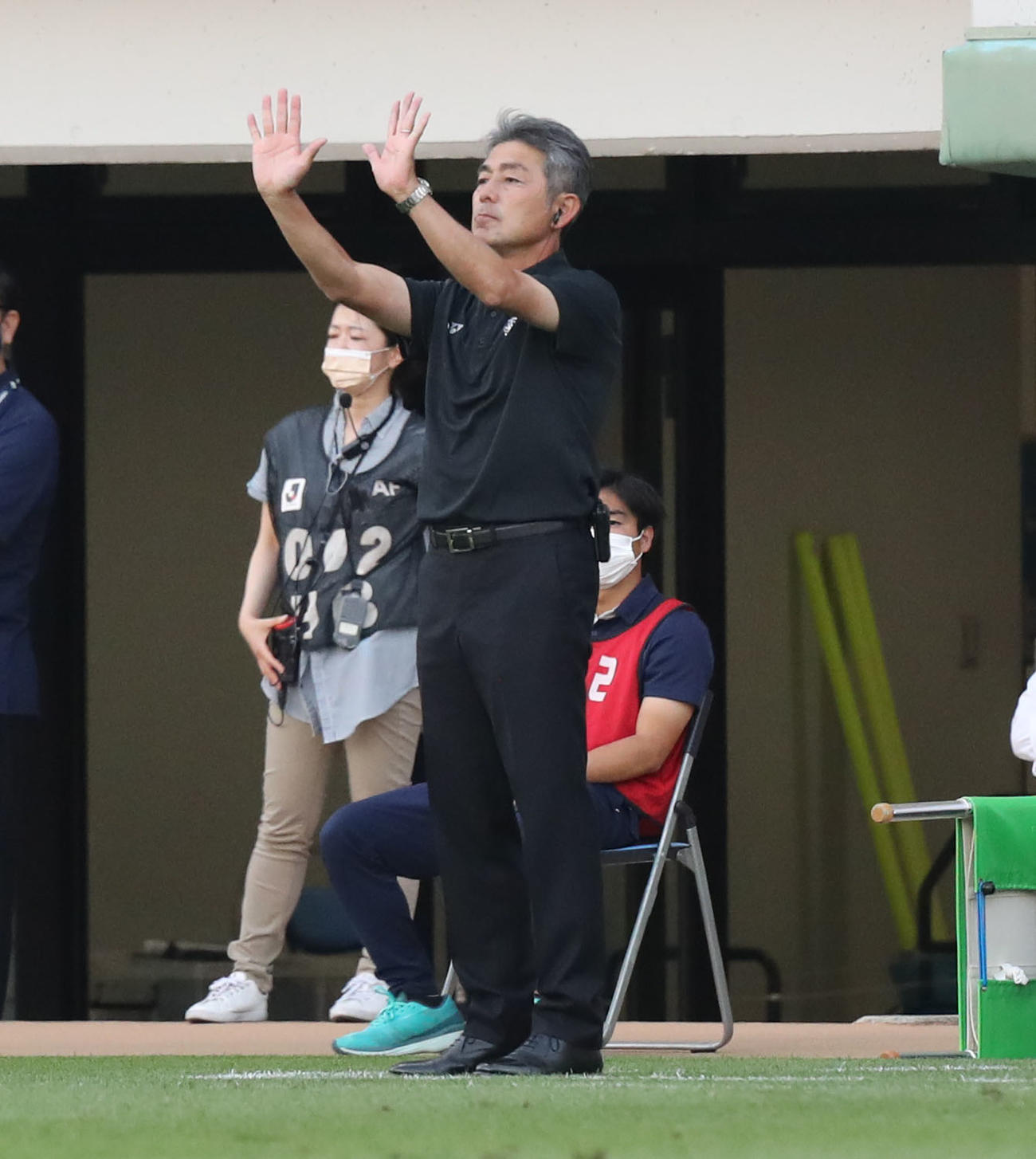 福岡対鹿島　前半、選手に指示を出す福岡長谷部監督（撮影・屋方直哉）