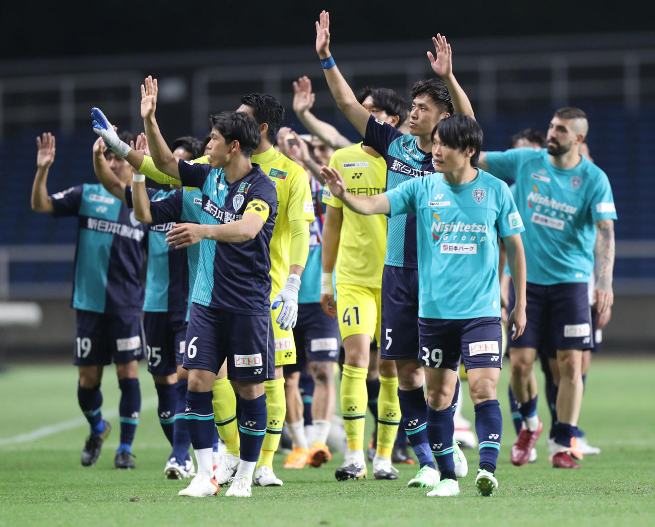 福岡対鹿島　鹿島に勝利し、観客へ手を振る福岡イレブン（撮影・屋方直哉）