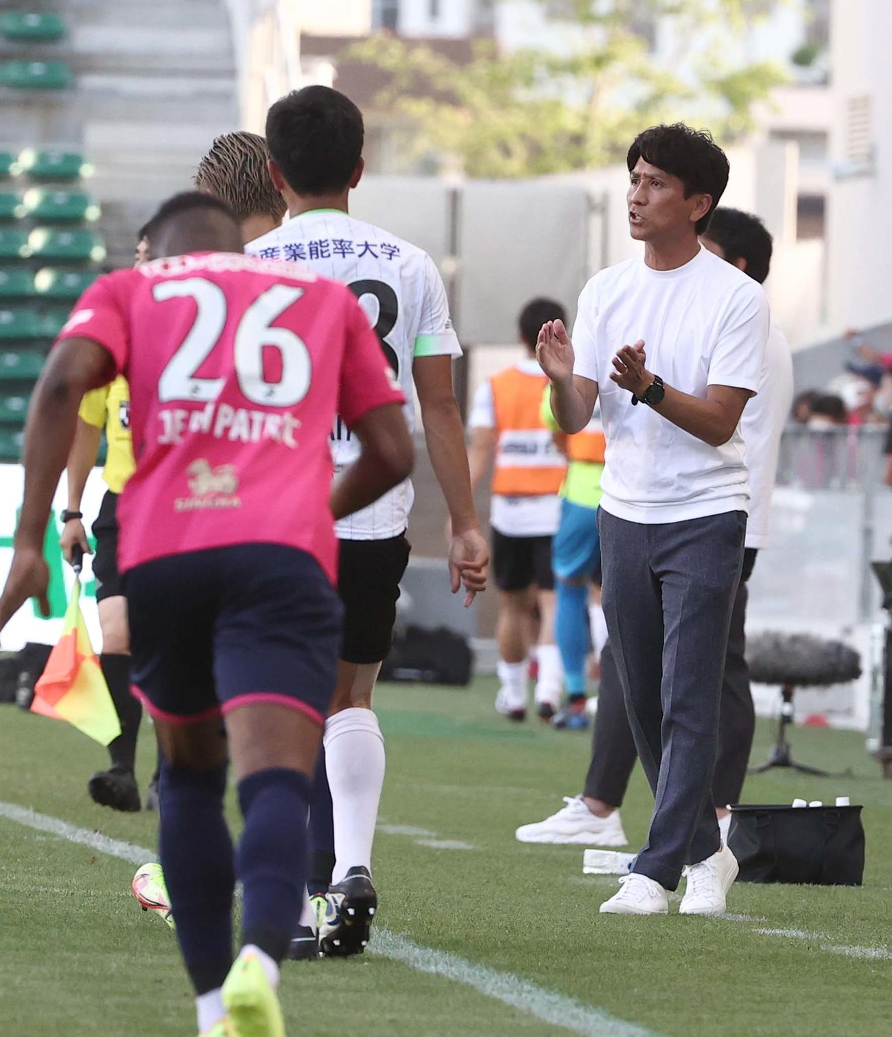 C大阪対湘南　C大阪小菊監督（右）は選手のナイスプレーに拍手をする（撮影・上田博志）