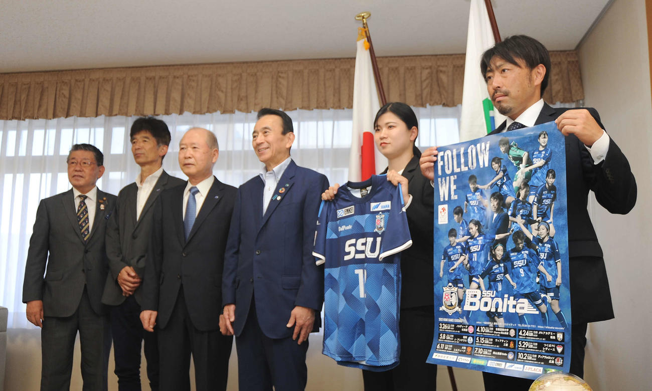 鈴木浜松市長（右から3人目）を表敬訪問した静岡SSUボニータの関係者。右端から小川監督、山田