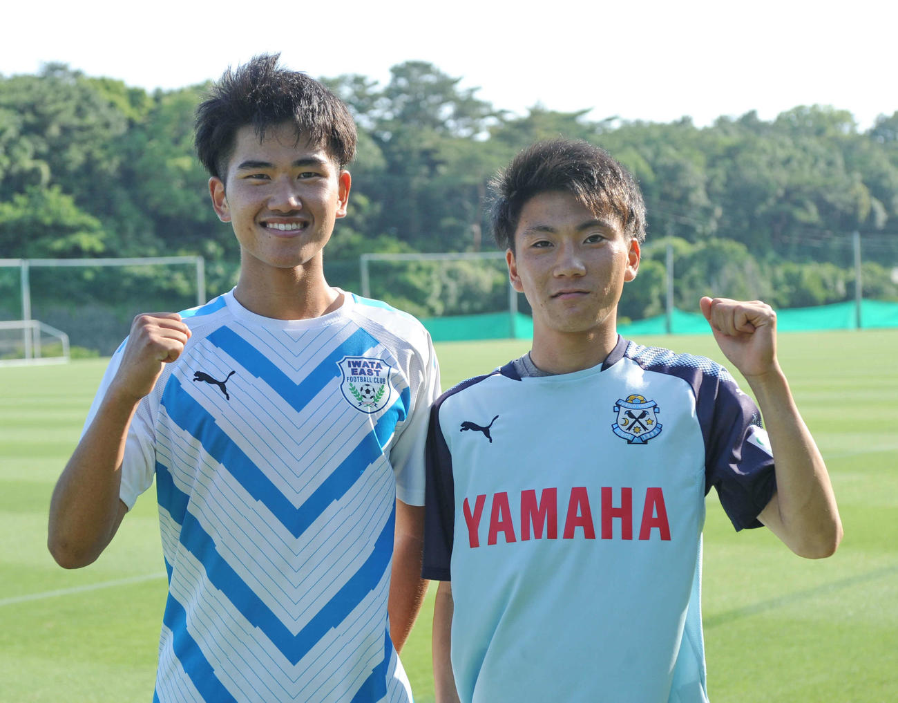 堅守で勝利を目指す磐田東の森（左）と鈴木彩　　　　　　