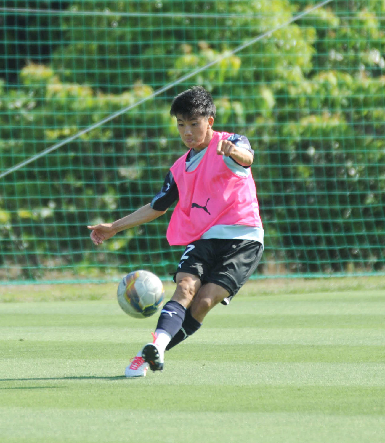 セットプレーの練習をする磐田東の鈴木彩　　　