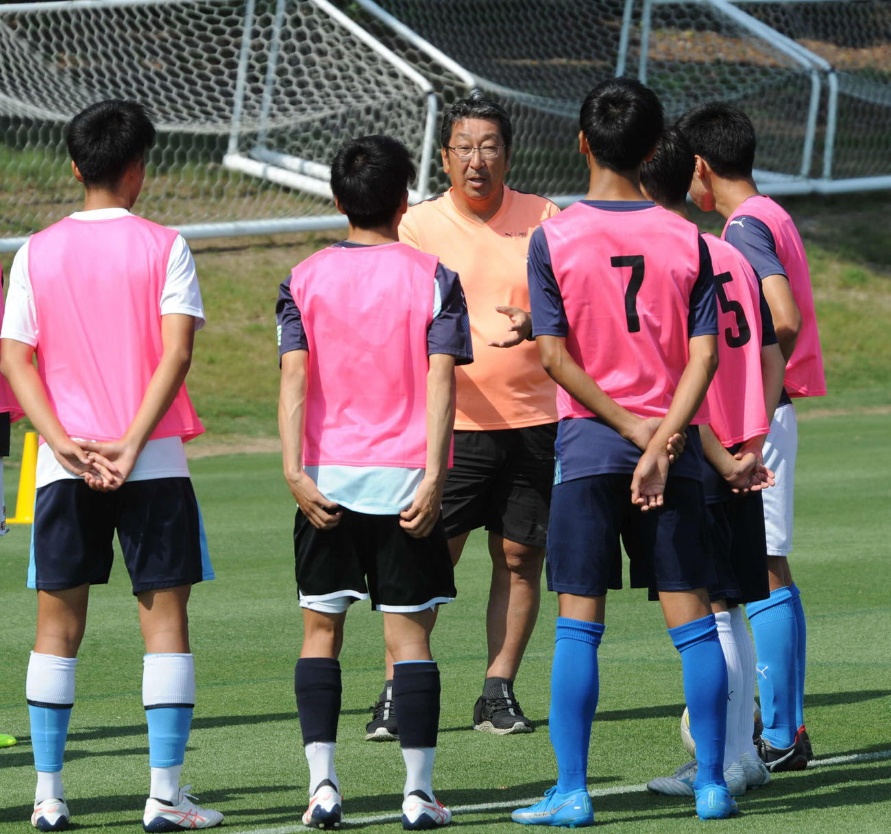選手に指示をする磐田東の山田監督（中央後方）