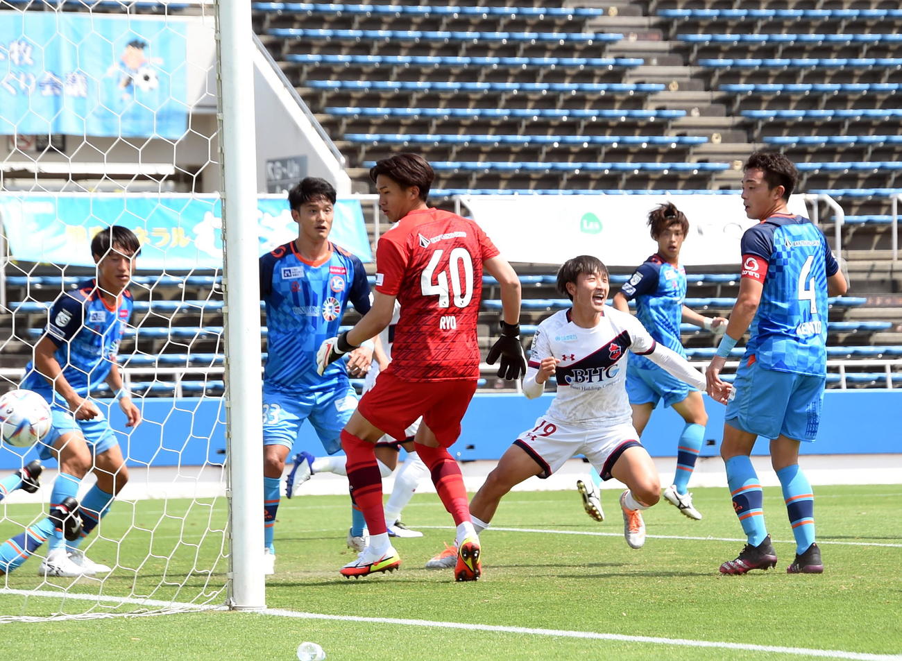 前半43分、先制ゴールを決めた岩渕（右から3人目）