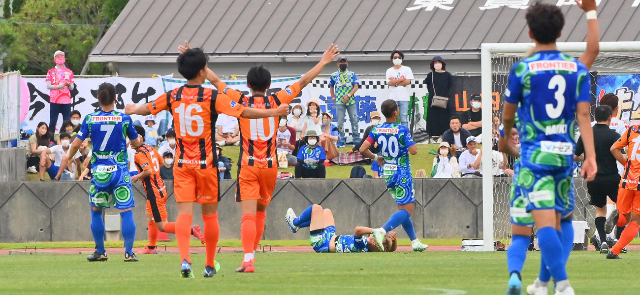 三重対鈴鹿　後半、3点目を決められうなだれる鈴鹿の選手ら（撮影・和賀正仁）
