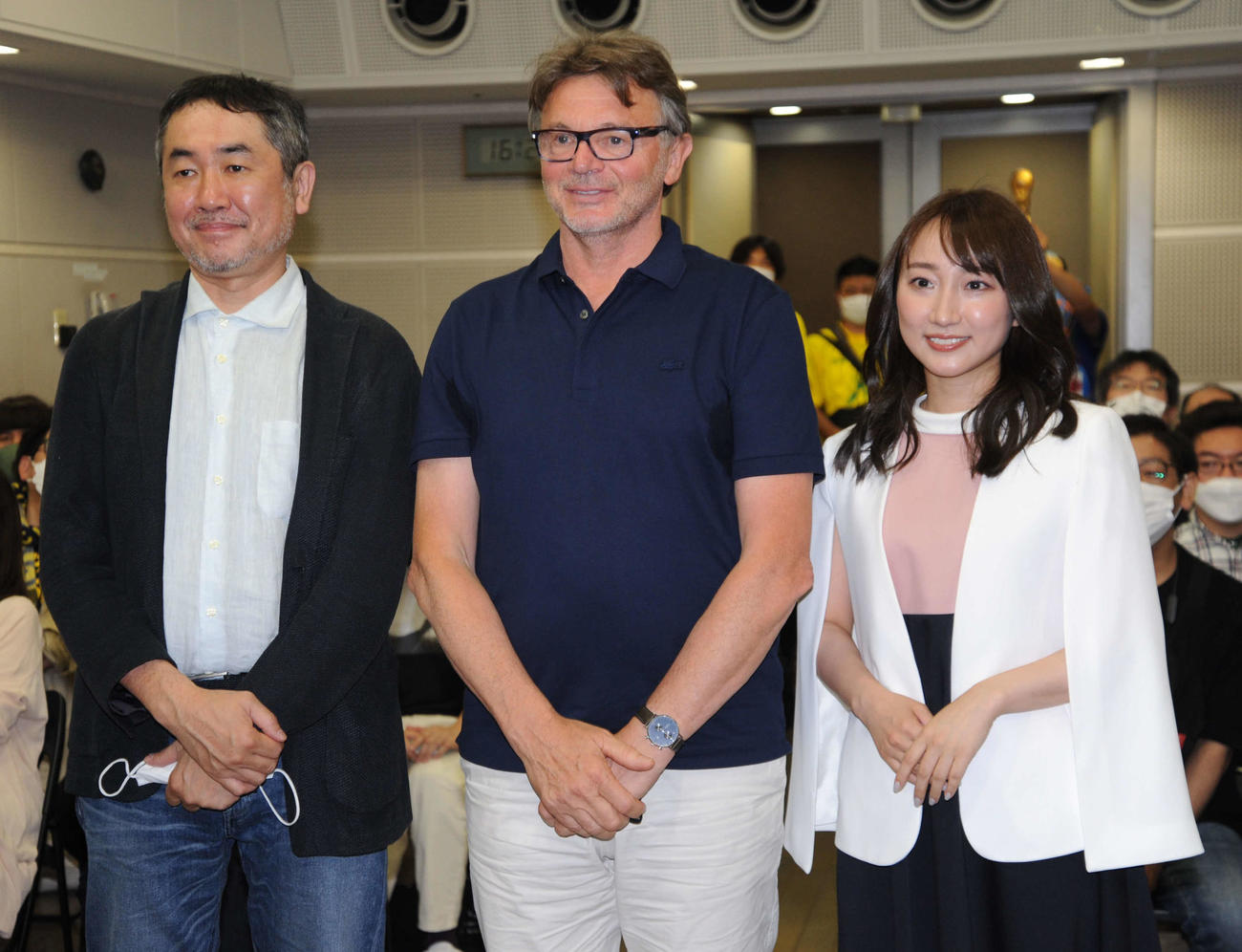 「ヨコハマフットボール映画祭2022のトークイベントに出席した、左からノンフィクションライターの宇都宮徹壱氏、元サッカー日本代表監督のフィリップ・トルシエ氏、タレントの笹木かおり（撮影・松尾幸之介）
