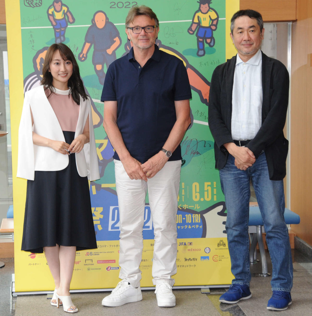 「ヨコハマフットボール映画祭2022のトークイベントに出席した、左から、タレントの笹木かおり、元サッカー日本代表監督のフィリップ・トルシエ氏、ノンフィクションライターの宇都宮徹壱氏（撮影・松尾幸之介）