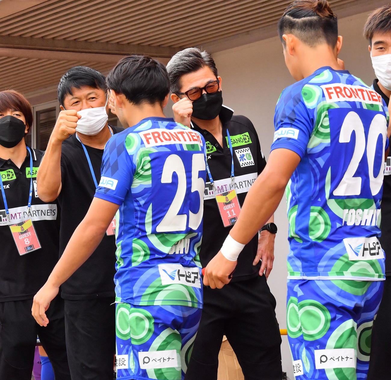 三重対鈴鹿　グータッチで選手を送り出す武田氏（左）と鈴鹿カズ（撮影・和賀正仁）